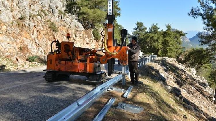 Konyaaltı Belediyesi’nden Feslikan Yayla Yoluna ‘Çelik Bariyer’li Tedbir