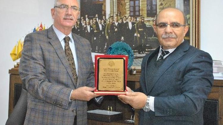 Başkan Kale’ye Plaket