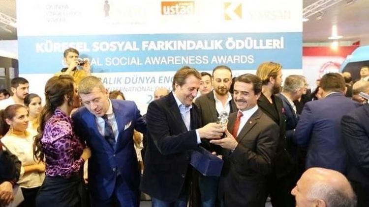 Başkan Kocamaz’a ‘Küresel Sosyal Farkındalık Ödülü’