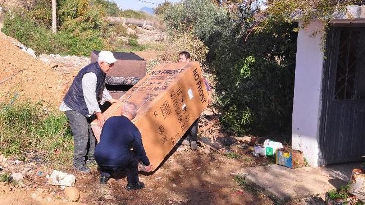 Büyükşehirden Evini Su Basan Aileye Eşya Yardımı