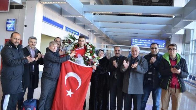 Balkan Üçüncüsü Taekwondocu Çiçeklerle Karşılandı