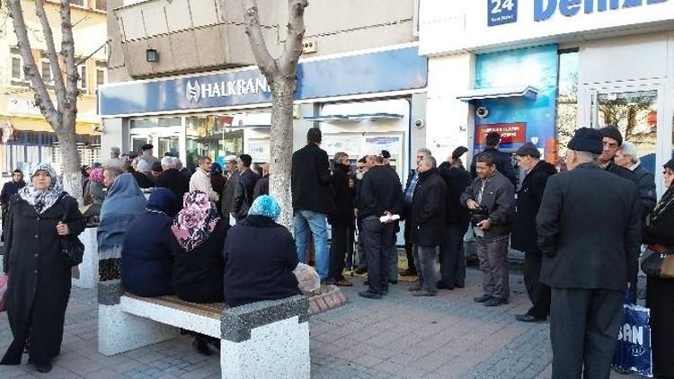 Kütahyalı Emekliler, TOKİ’den Ev Alabilmek İçin Kuyruğa Girdi