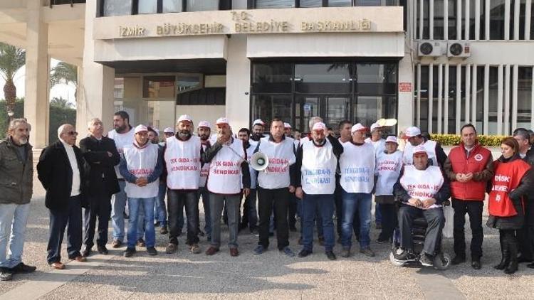 İşçilerden İzmir Büyükşehir Belediyesi Önünde Oturma Eylemi
