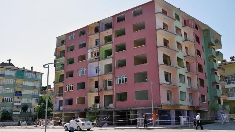 Yıkılan İki Apartman Yenileniyor
