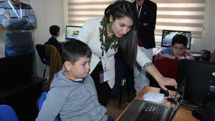 Üniversiteli Gençler İlköğretim Öğrencilerine Bilgisayar Öğretiyor