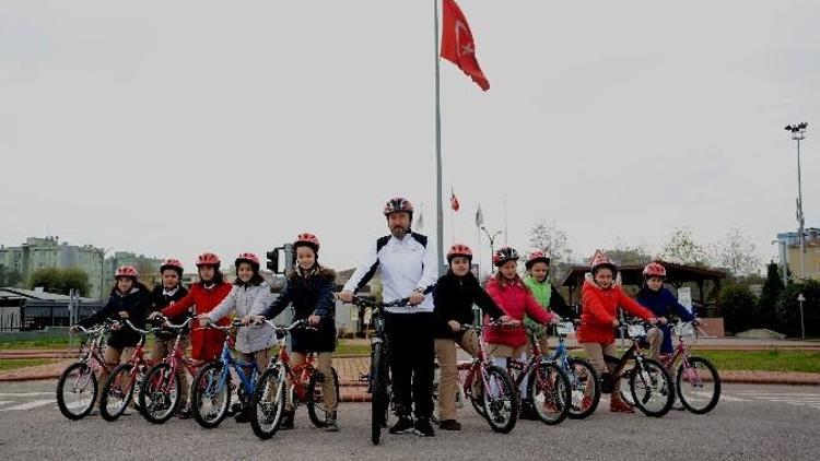 Başkan Doğan, Çocuklarla Bisiklet Sürdü