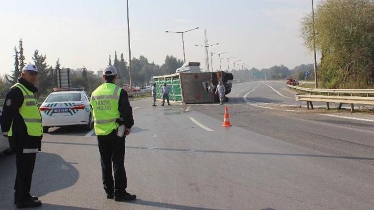 Oksijen Gazı Taşıyan Tır Devrildi, Patlama İhtimali Nedeniyle Aydın-izmir Otobanı Trafiğe Kapatıldı