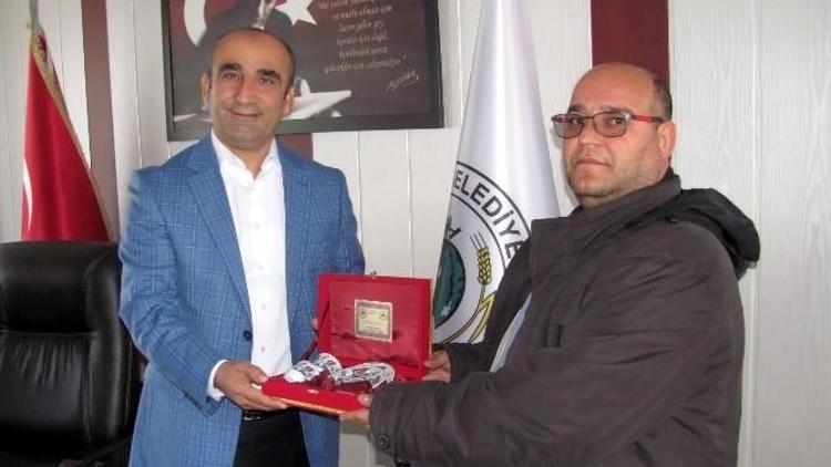 Başkan Özdemir’den Arabanlı Gurbetçiye Plaket