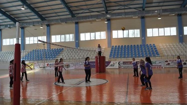 Gençler Ve Yıldızlar Voleybol Turnuvası Devam Ediyor