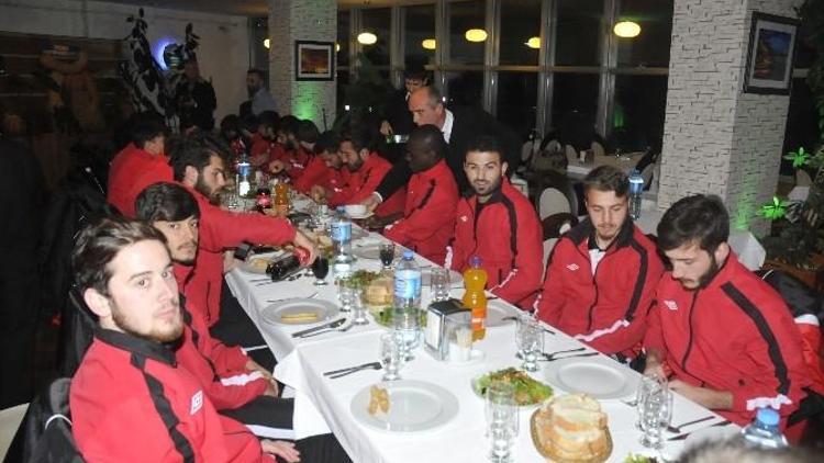 Akçakocalı Esnaftan Akçakocaspor’a Moral Yemeği