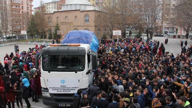 Çorumlu Öğrencilerden Türkmenlere 1 Tır Yardım