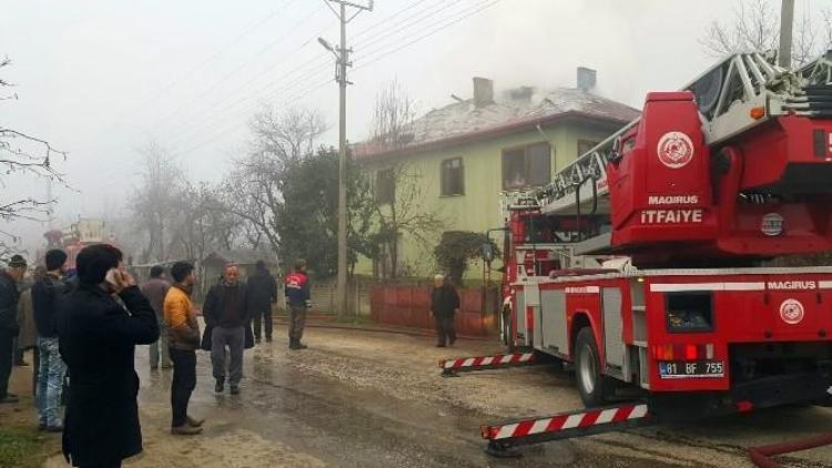 İki Katlı Evin Çatısında Çıkan Yangın Korkuttu