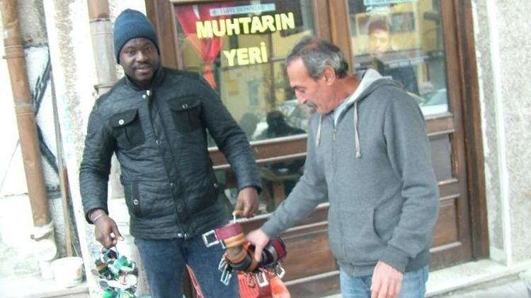 Senegal’deki Ailesine Destek İçin Eskişehir’de Çalışıyor