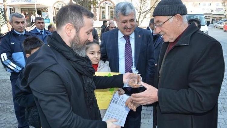 Başkan Polat Ve Sanatçı Öge, Kandil Simidi Dağıttı