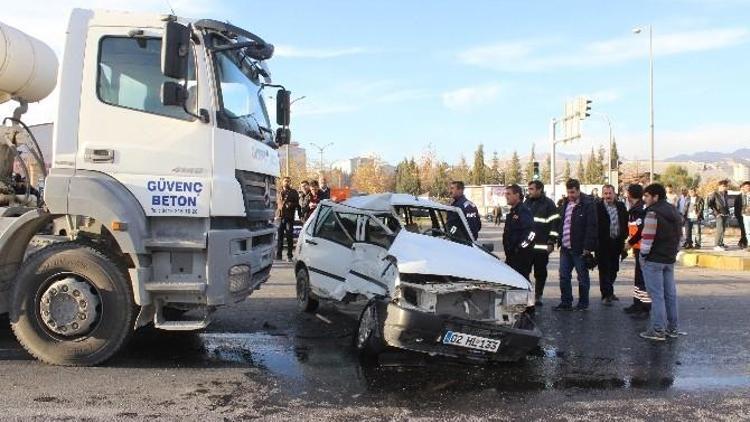 Beton Mikseri Otomobili Ezdi: 2 Yaralı