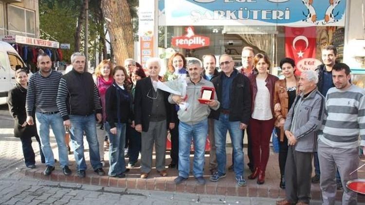 Burhaniye’de Çalışkan Temizlikçiye Esnaf Plaketi