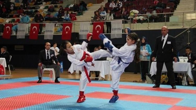 Büyükşehir Karate Ligi’nin Üçüncü Etabı Sona Erdi