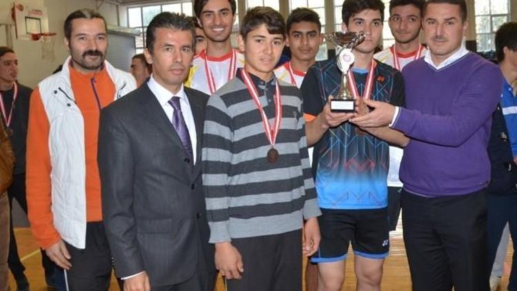 Adana’da Okullarası Gençler Badminton Müsabakaları