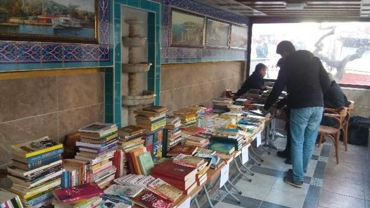 Nepal’e Yardım Amacıyla Kitap Sergisi Açıldı