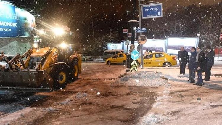 Başkan Murat Hazinedar Yolda Kalan Araçları İtti