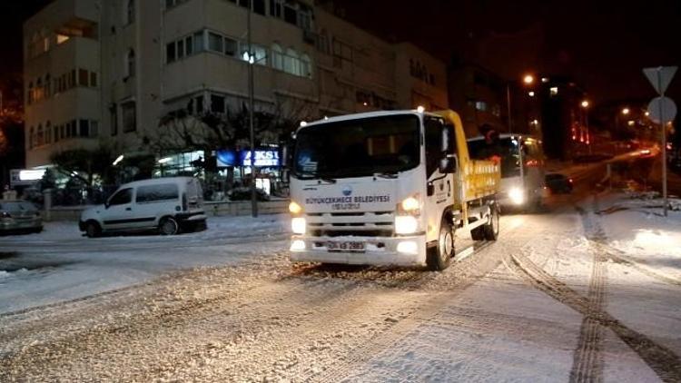 Büyükçekmece’de Karla Mücadele Ekipleri Gece Gündüz Çalışıyor