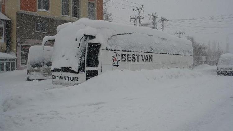 Yüksekova’da Hayat Durma Noktasına Geldi