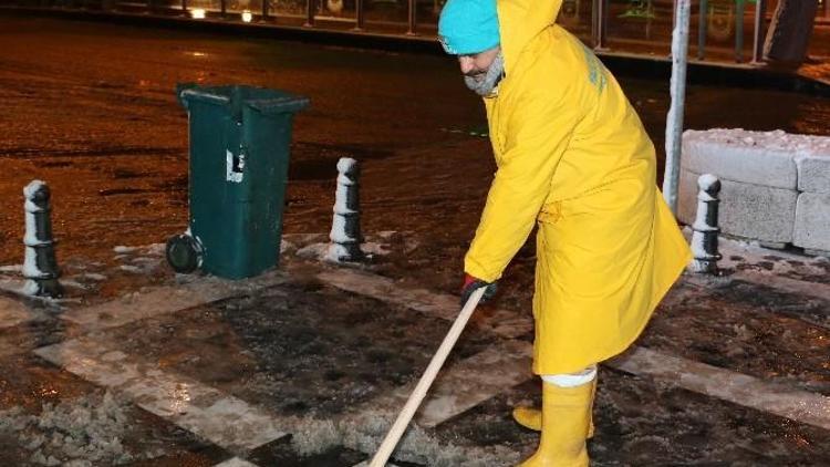 Başkan Demirkol, Karla Mücadele Ekiplerini Yalnız Bırakmadı