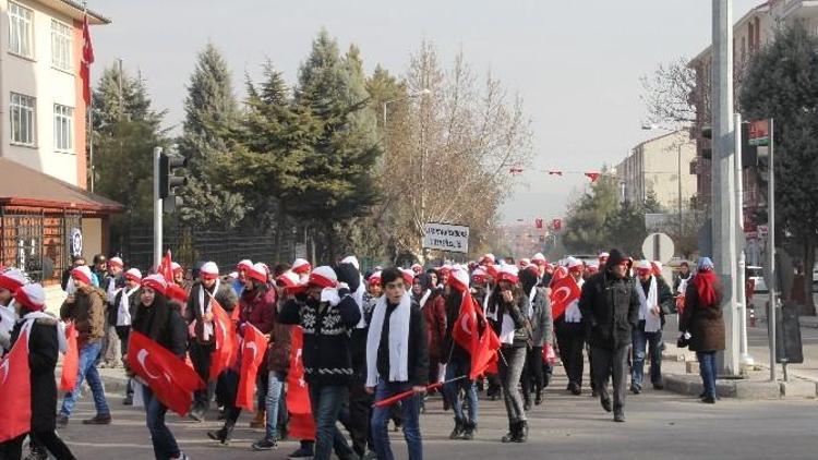 Isparta’da Sarıkamış Şehitlerini Anma Ve Saygı Yürüyüşüne Soğuk Havaya Rağmen Yüzlerce Kişi Katıldı.