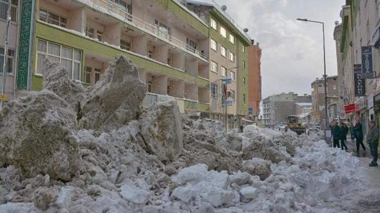 Hakkari’de 6 Bin Ton Kar Temizlendi