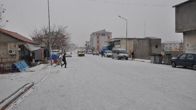 Sincik’te Yollar Buz Pistine Döndü