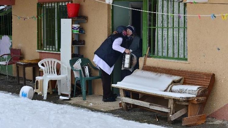 Ümraniye Belediyesi’nden Soğuk Kış Günlerinde Sıcak Yemek Yardımı