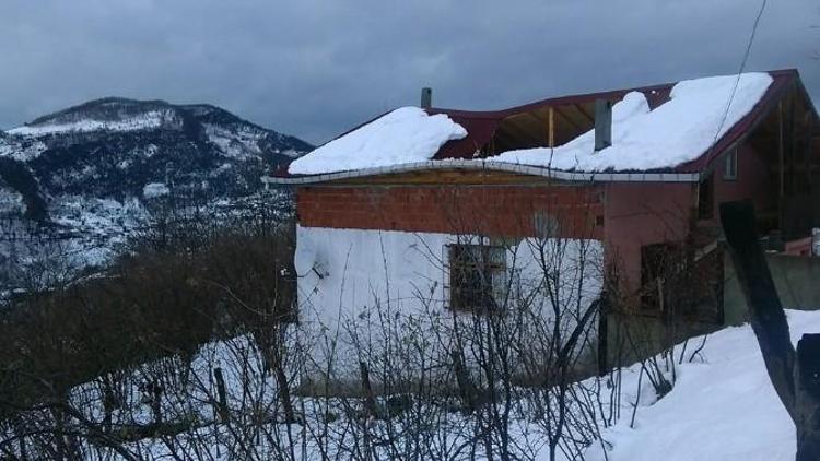 Kastamonu’da Kar Çatıları Yıktı