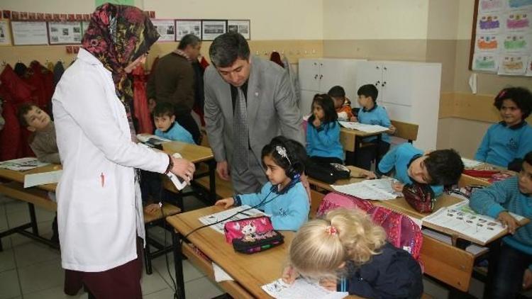 Yozgat Halk Sağlığı Müdürlüğü İlkokul Birinci Sınıf Öğrencilerini İşitme Testinden Geçiriyor