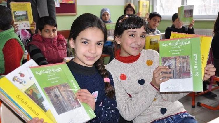 Suriyeli Öğrencilere Ders Kitabı Dağıtıldı
