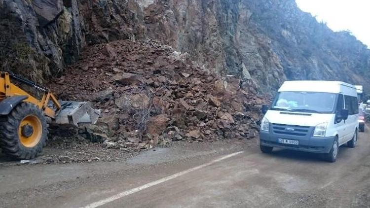 Gümüşhane-giresun Karayolunda Heyelan