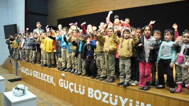 Tiyatro Günleri’nde “İki Bavul Dolusu” Adlı Çocuk Oyunu Sahnelendi