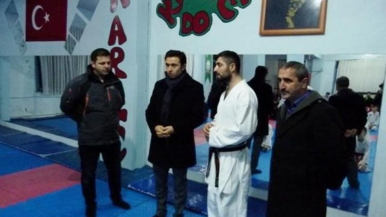 Kaymakam Örnek, Başarılı Karate Sporcularını Antrenmanda Ziyaret Etti