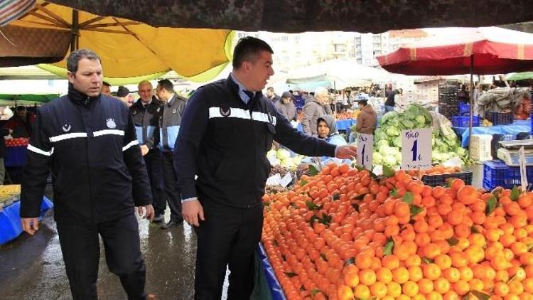 Buca Zabıtasından ‘Pazar’ Mesaisi