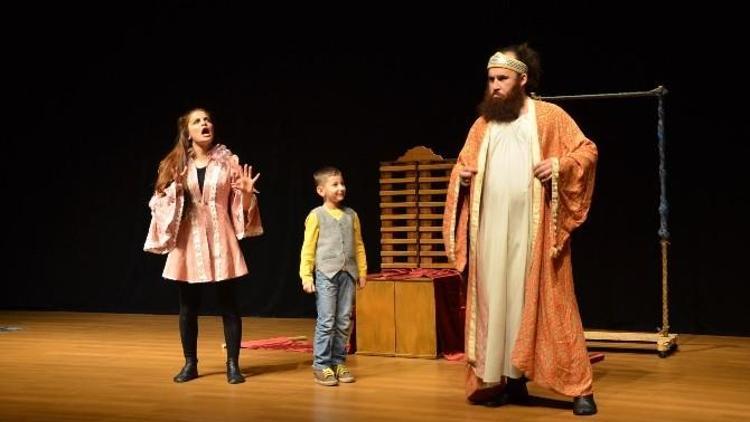 Tiyatro Günleri’nde “Kralın Yeni Elbisesi” Adlı Çocuk Oyunu Sahnelendi