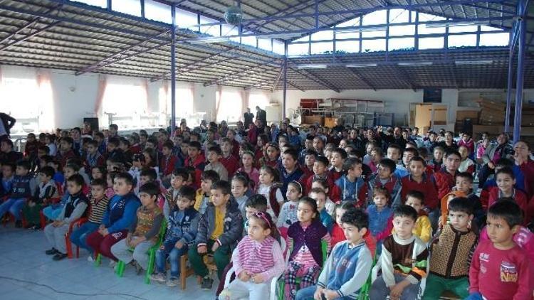 Silifke’de Öğrencilerin Tiyatro Oyunu Ayakta Alkışlandı