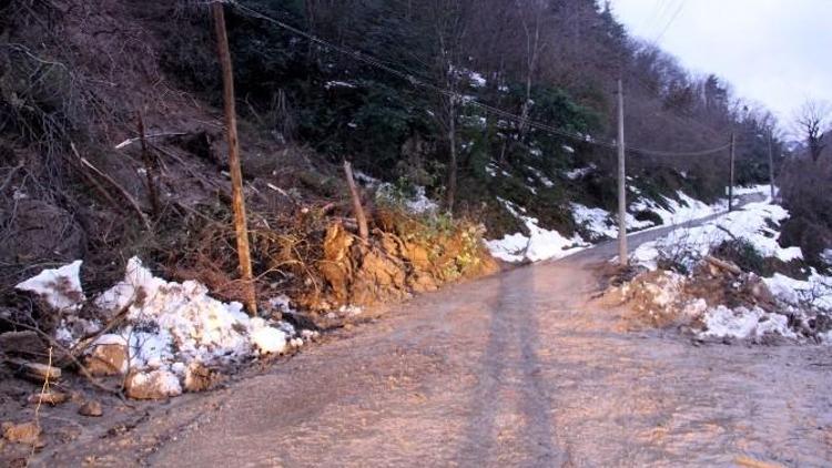 Heyelanın Kapattığı Yol Ulaşıma Açıldı