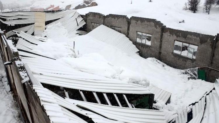 Bitlis’te Mermer Fabrikasının Çatısı Çöktü