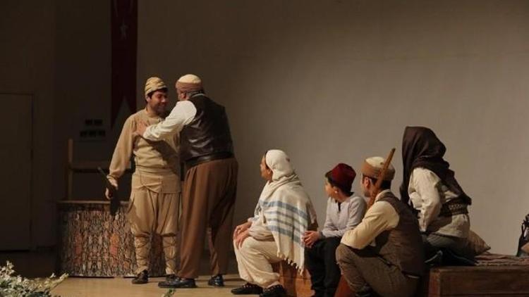 Mersin Büyükşehir Belediyesi Tiyatrosu Eski Çarıklar Oyununu Sahneledi