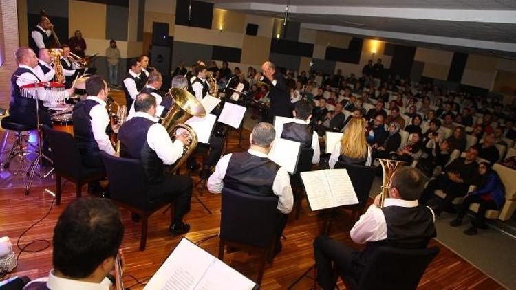Kent Orkestrası Dinleyenleri Mest Etti