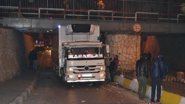 Her Şeyi Denedi Ama Kamyonu Sıkıştığı Yerden Çıkaramadı