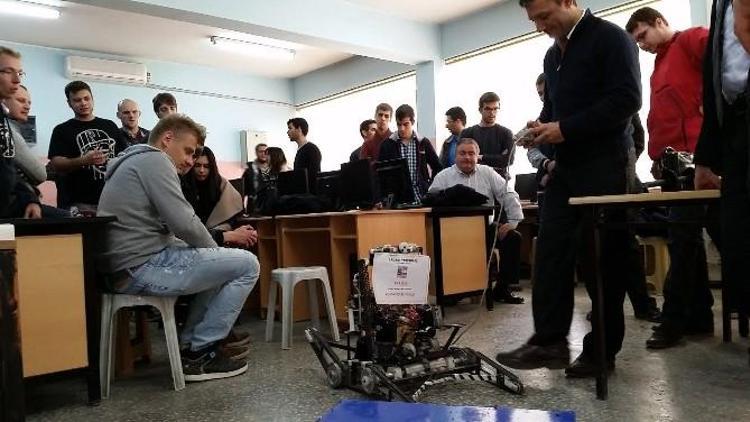 Çek Cumhuriyeti Ve Portekiz Den Gelen Üniversiteli Öğrencilere Kayserili Gençler Robot Eğitimi Verdi