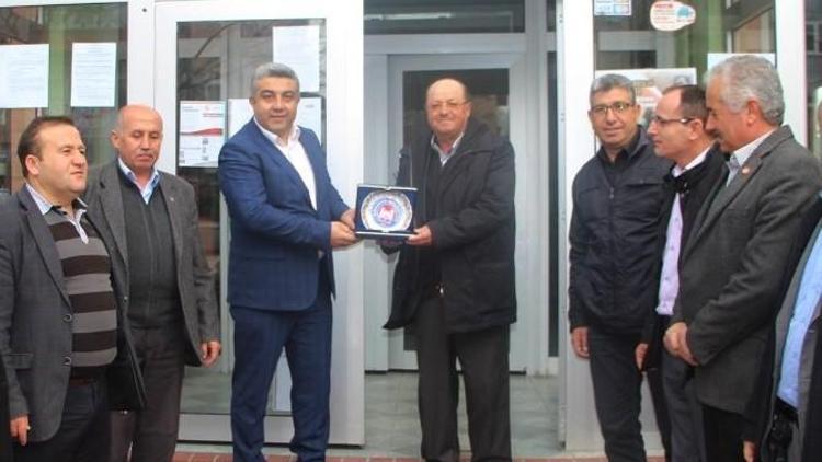 Başkan Çalışkan’dan 32 Yıllık Köy Muhtarına Plaket