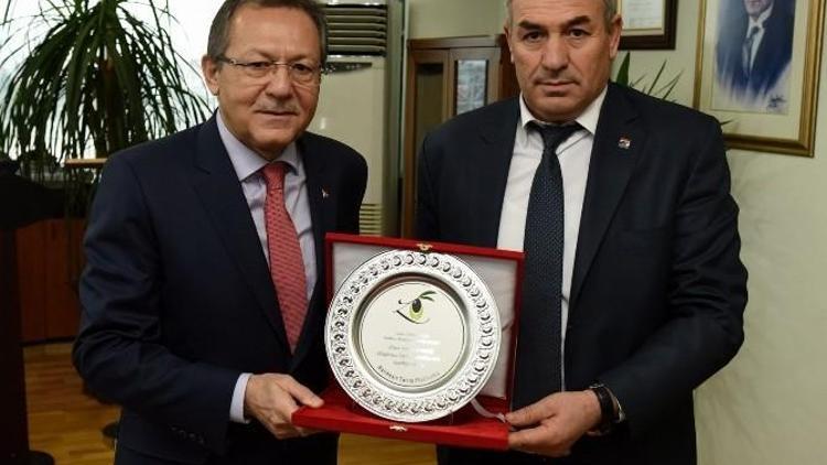 Başkan Uğur’a Plaket