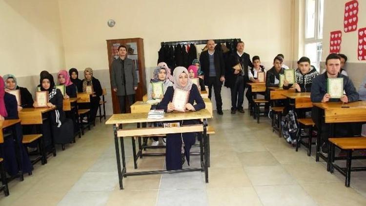 Kütahya Hayrat Vakfı, Osmanlı Türkçesi Dersini Seçen Öğrencileri Ödüllendirdi
