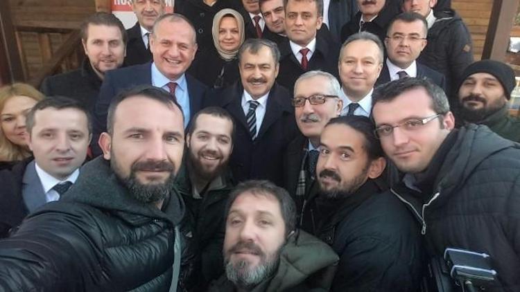 Bakan Gazetecilerle Selfie Yaptı, Ardından Uyardı